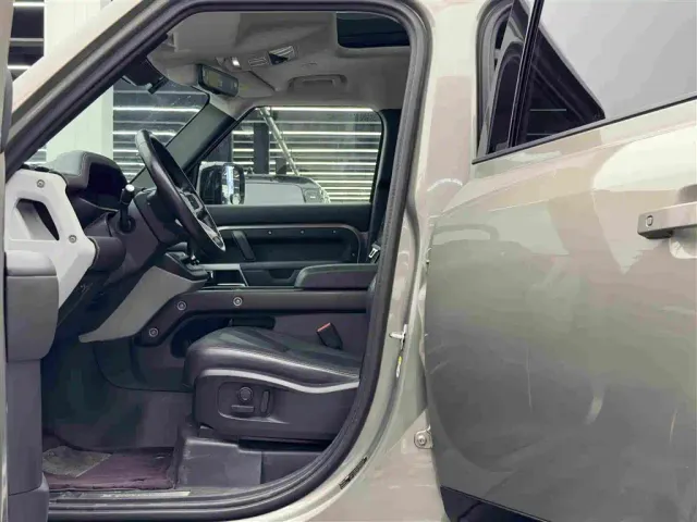 Land Rover Defender — Фото автомобиля 8
