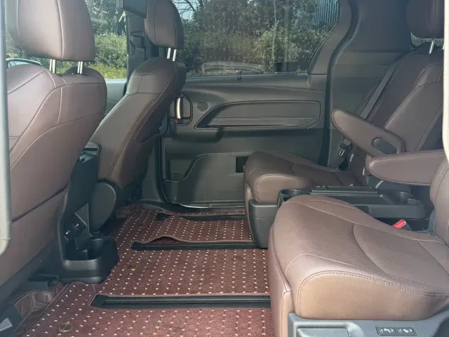 Toyota Sienna — Фото автомобиля 9