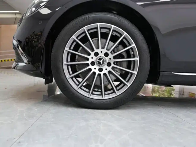Mercedes-Benz E-Class — Фото автомобиля 5