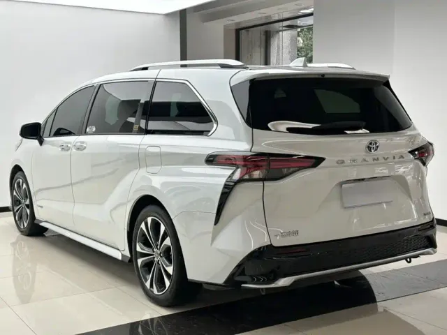 Toyota Granvia — Фото автомобиля 13