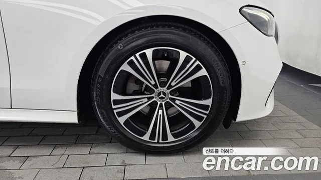 Mercedes-Benz E-Class — Фото автомобиля 5