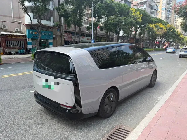 Li Auto MEGA — Фото автомобиля 4
