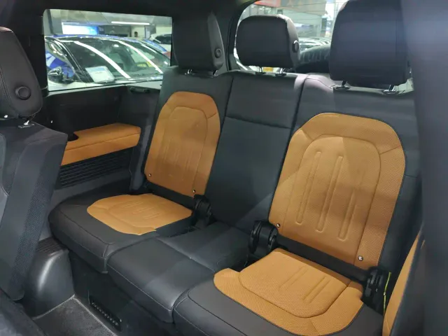 Land Rover Defender — Фото автомобиля 9