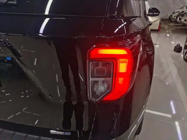 Ford Explorer — Фото автомобиля 8