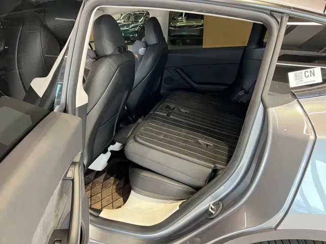 Tesla Model Y — Фото автомобиля 11