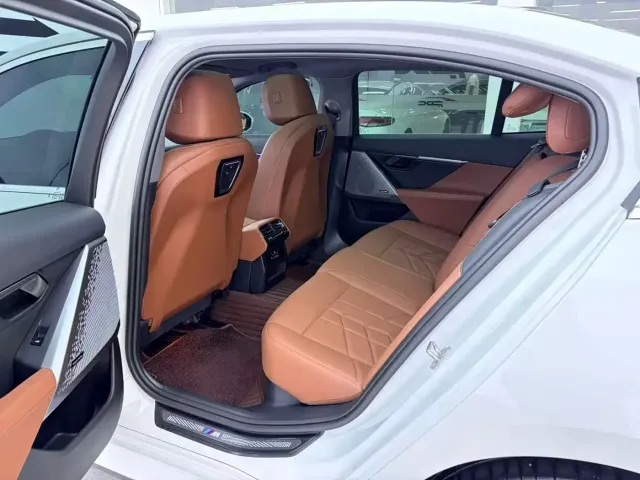BMW 5 Series — Фото автомобиля 12