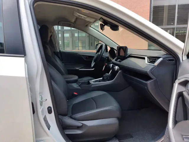 Toyota RAV4 — Фото автомобиля 11