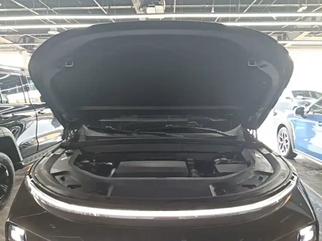 Li Auto L8 — Фото автомобиля 19
