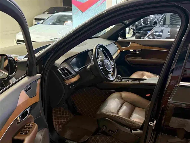 Volvo XC90 — Фото автомобиля 6