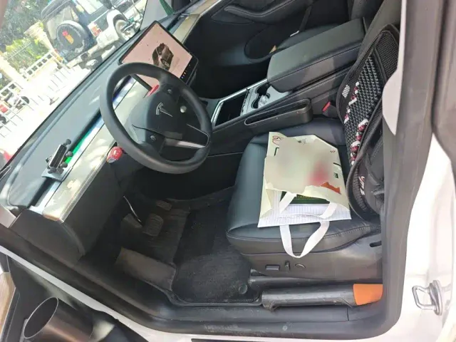 Tesla Model Y — Фото автомобиля 16