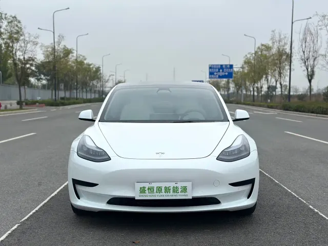 Tesla Model 3 — Фото автомобиля 2