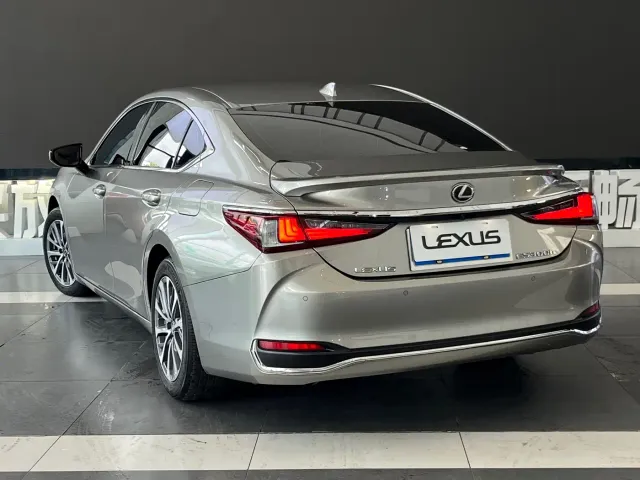 Lexus ES — Фото автомобиля 6