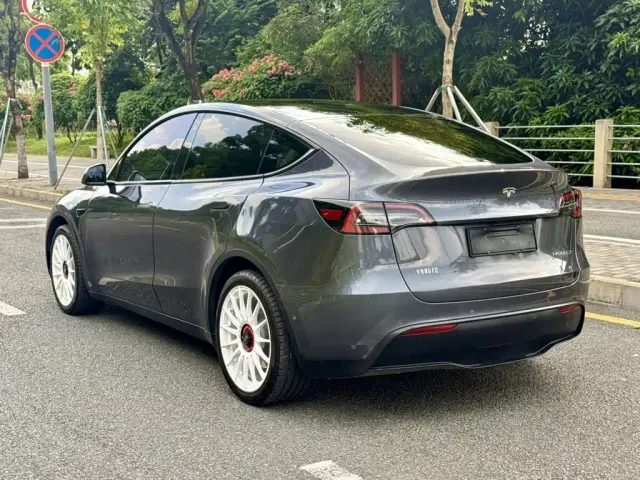 Tesla Model Y — Фото автомобиля 8