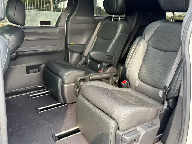 Toyota Sienna — Фото автомобиля 5