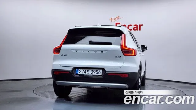 Вольво XC40 B4 Ultra Bright — Фото автомобиля 4
