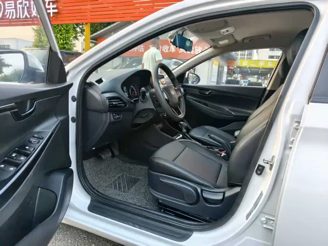 Hyundai Elantra — Фото автомобиля 4