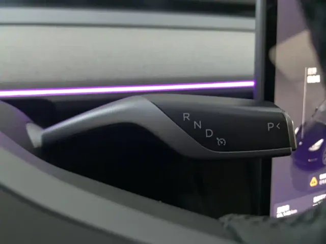 Tesla Model Y — Фото автомобиля 13