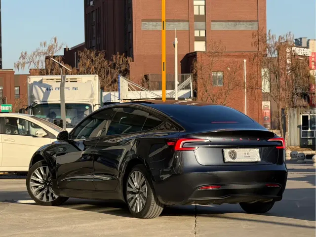 Tesla Model 3 — Фото автомобиля 5