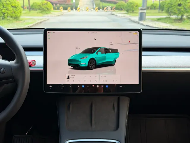 Tesla Model Y — Фото автомобиля 13