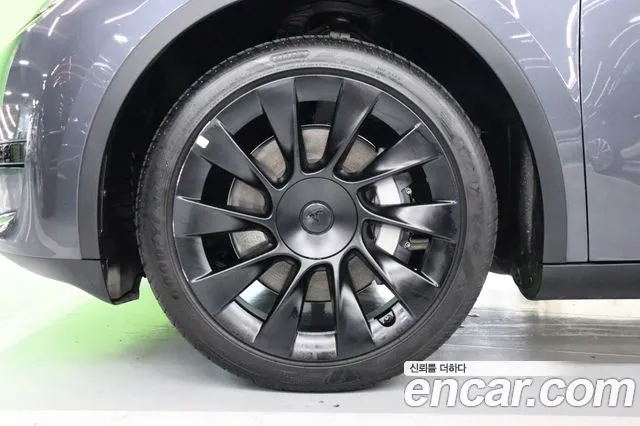 Tesla Model Y — Фото автомобиля 19