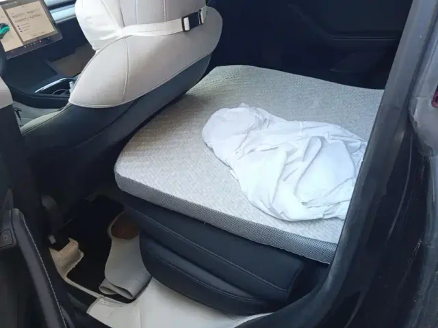 Tesla Model Y — Фото автомобиля 11