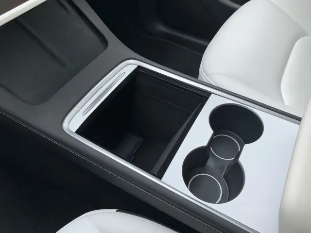 Tesla Model Y — Фото автомобиля 21