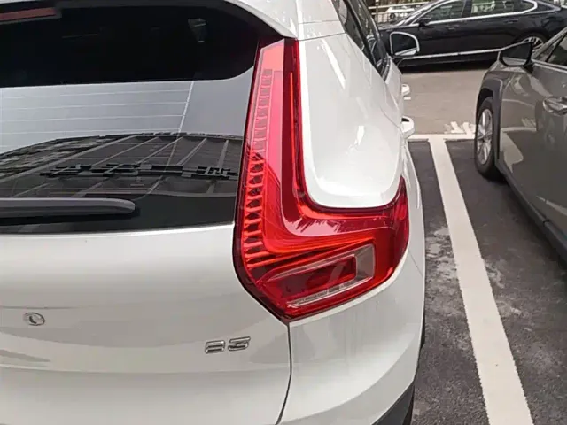 Volvo XC40 — Фото автомобиля 7