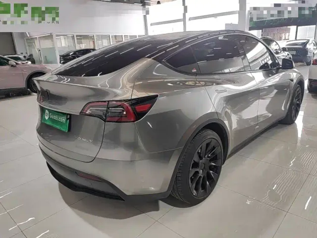 Tesla Model Y — Фото автомобиля 6