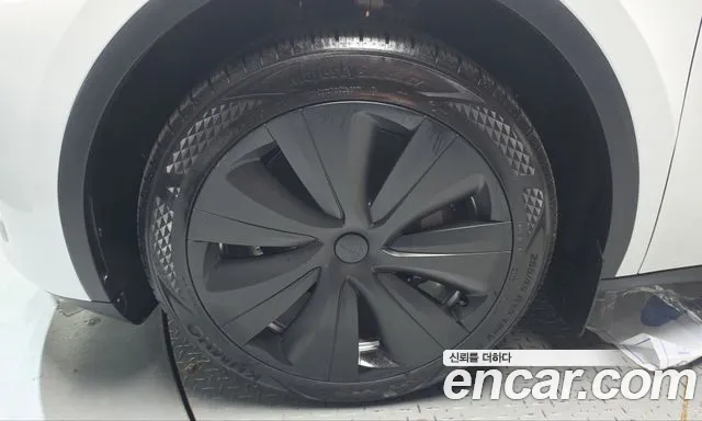 Tesla Model Y — Фото автомобиля 5