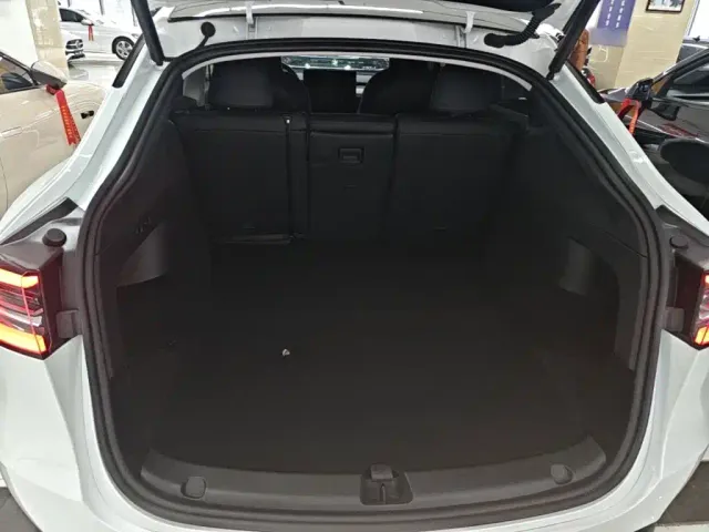 Tesla Model Y — Фото автомобиля 18
