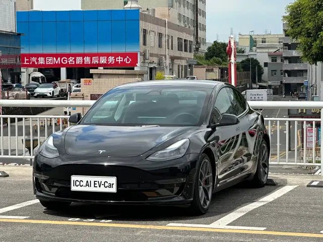 Фотография автомобиля — Tesla Model 3