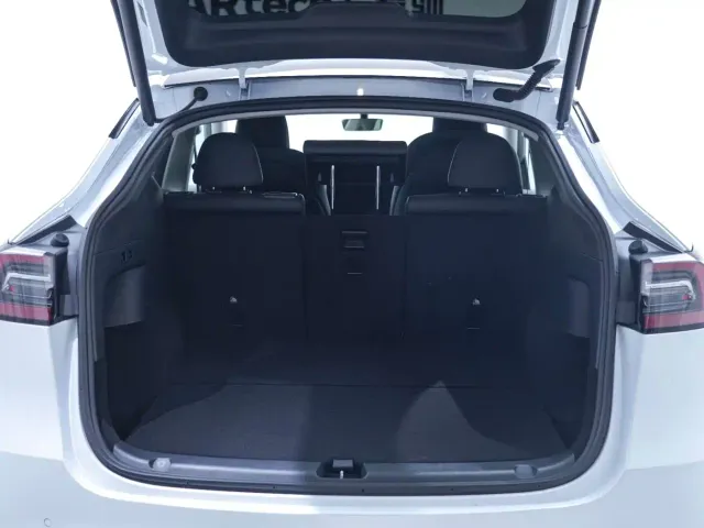 Tesla Model Y — Фото автомобиля 23