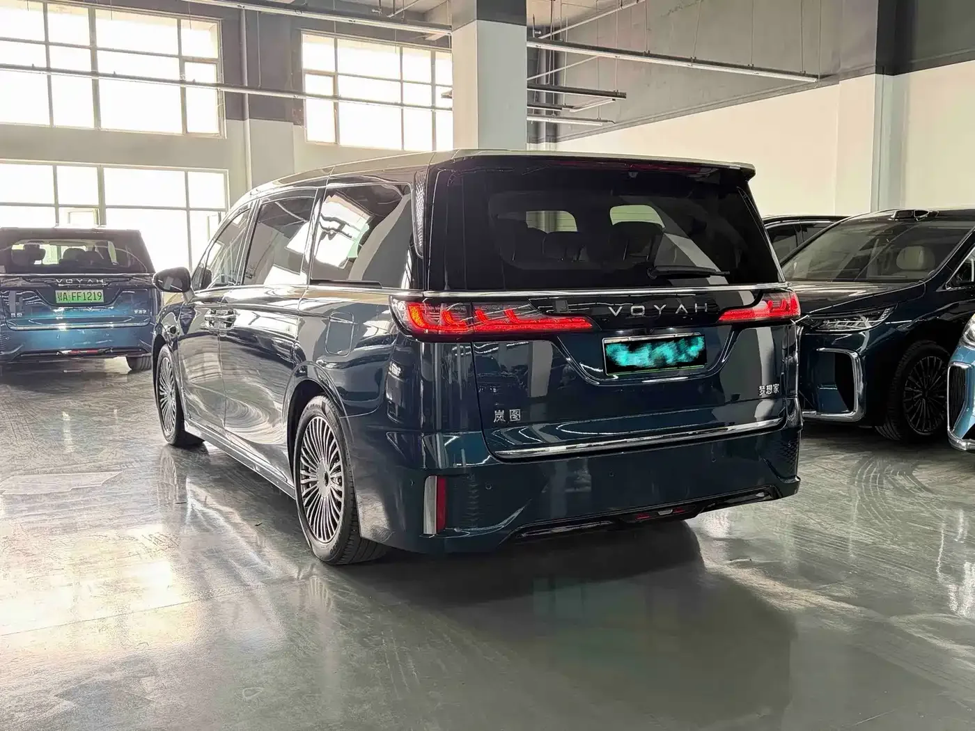 Voyah Auto Voyah Dreamer 2025 PHEV AWD Flagship Qian Kun Edition — Фото автомобиля 4