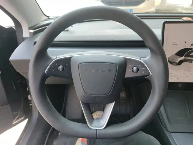 Tesla Model 3 — Фото автомобиля 15