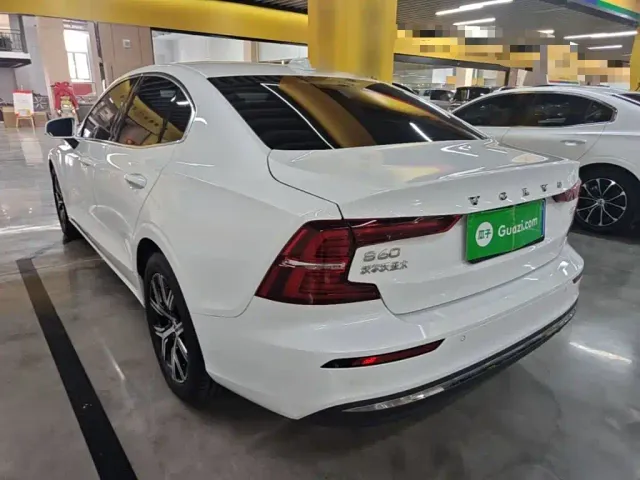 Volvo S60 — Фото автомобиля 4