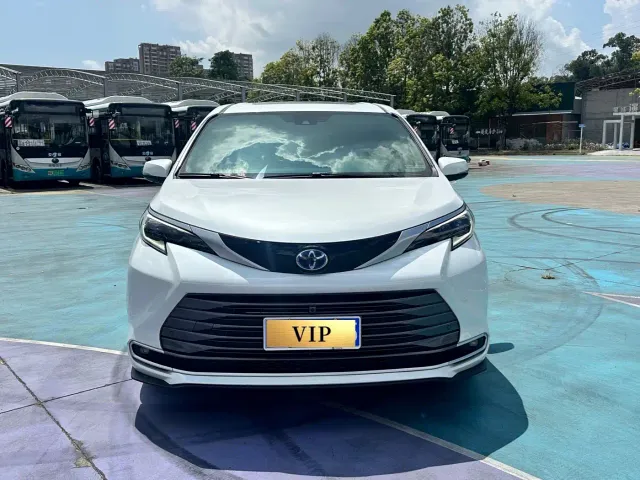 Toyota Sienna — Фото автомобиля 3