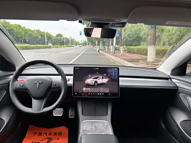 Tesla Model 3 — Фото автомобиля 12