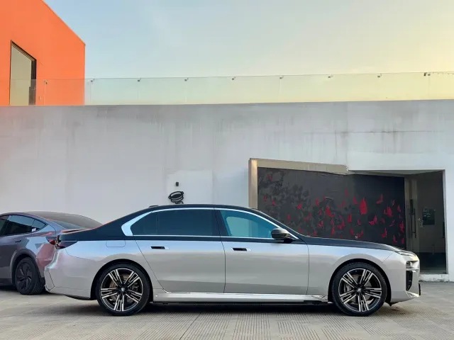 BMW i7 — Фото автомобиля 9
