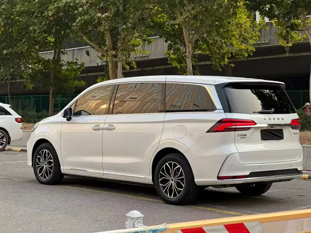 Roewe iMAX8 — Фото автомобиля 9