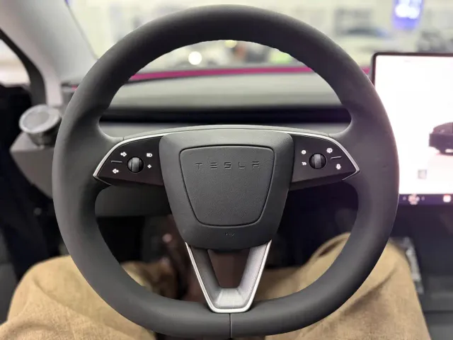 Tesla Model 3 — Фото автомобиля 13