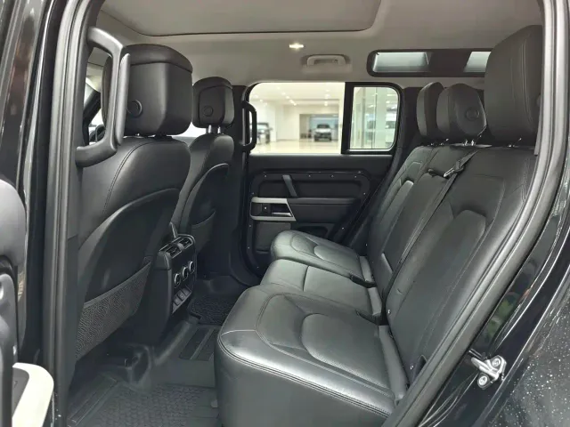 Land Rover Defender — Фото автомобиля 14