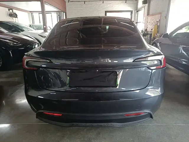 Tesla Model 3 — Фото автомобиля 5