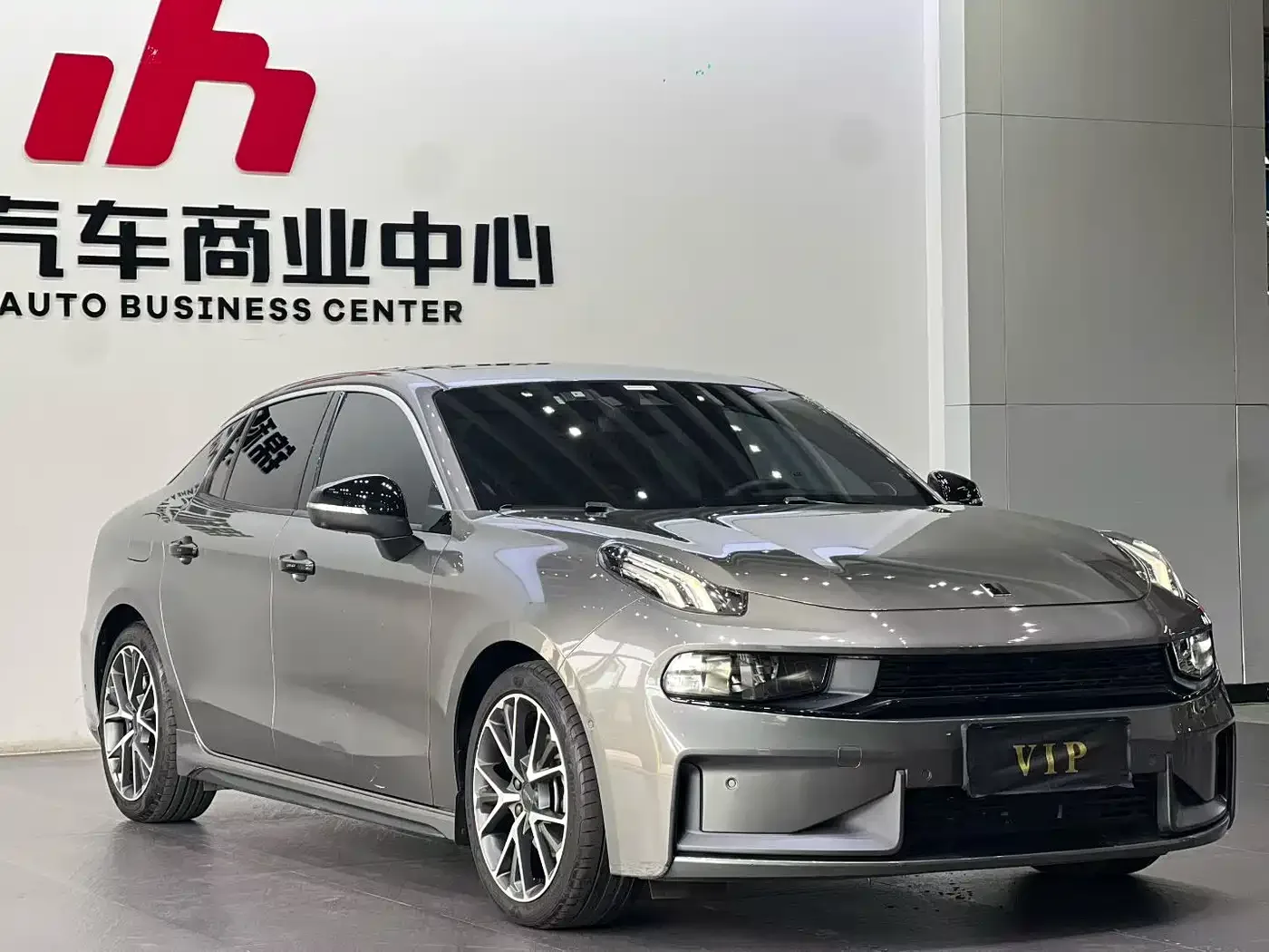 Фотография автомобиля — Lynk & Co Lynk & Co 03