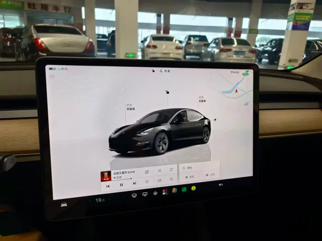 Tesla Model 3 — Фото автомобиля 10