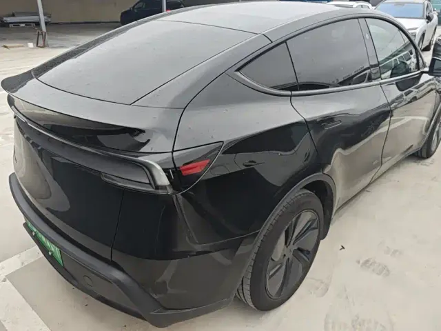 Tesla Model Y — Фото автомобиля 3