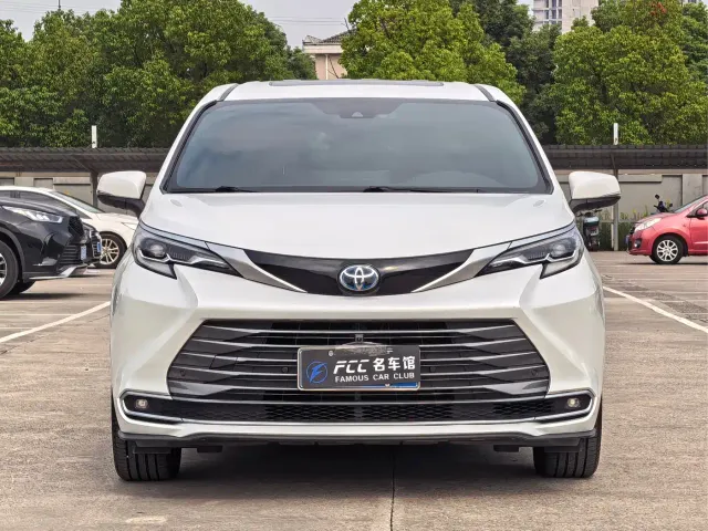 Toyota Sienna — Фото автомобиля 2