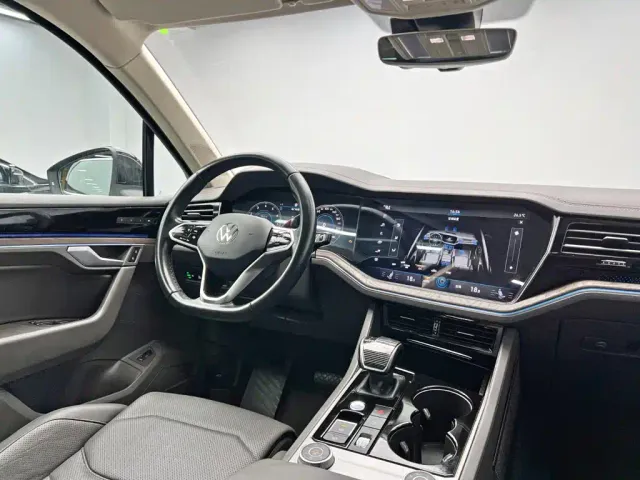 Volkswagen Touareg — Фото автомобиля 24