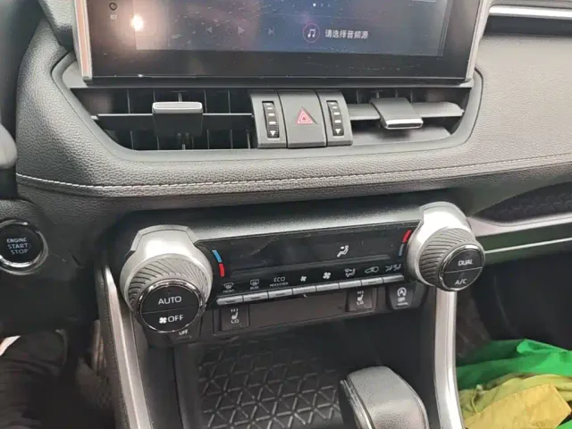 Toyota RAV4 — Фото автомобиля 12