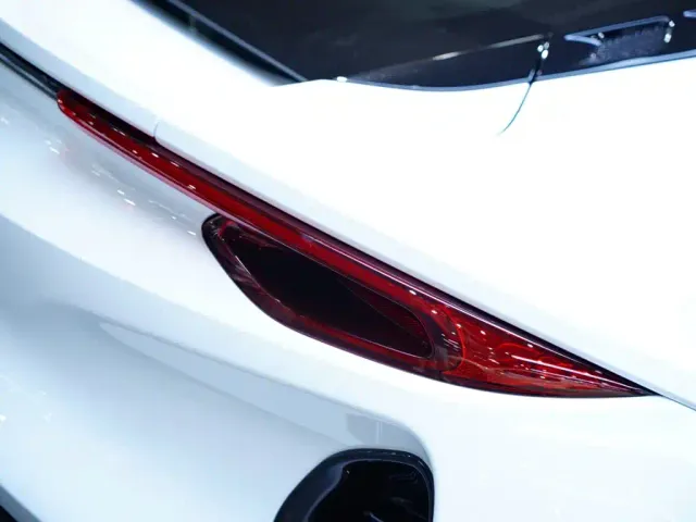 Lotus Emira — Фото автомобиля 9