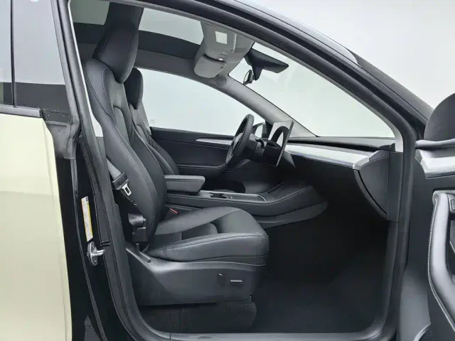 Tesla Model Y — Фото автомобиля 23
